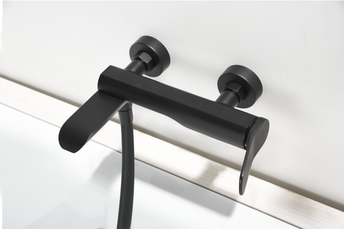 Matte Black Single-Lever Shower Bath Kit Modern Design, mixer detail