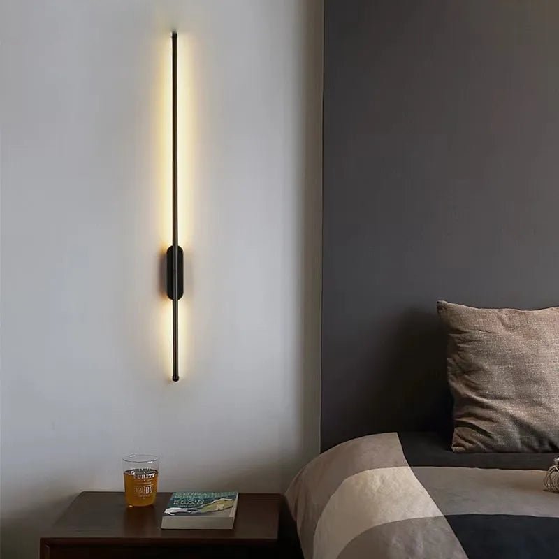 Moderne minimalistische LED-Wandleuchte mit langem Pendel
