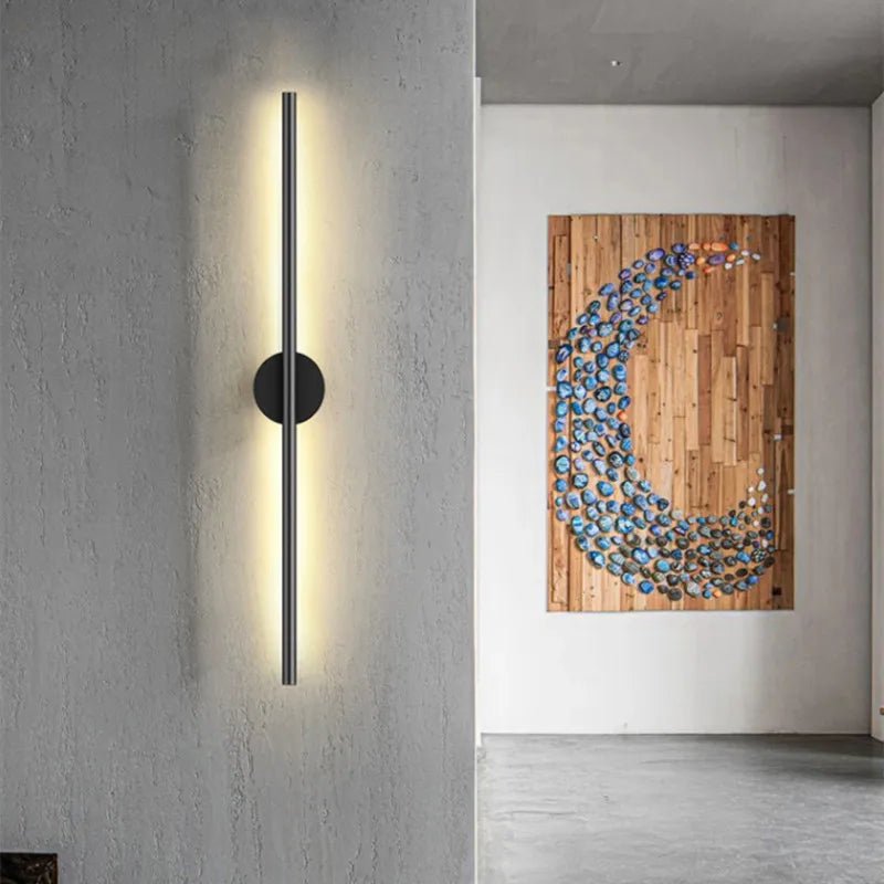 Moderne minimalistische LED-Wandleuchte mit langem Pendel