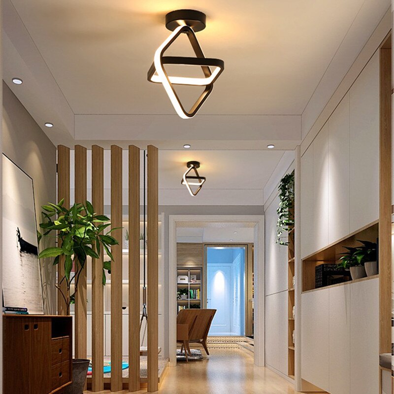 Moderne LED-Lampe mit Fernbedienung